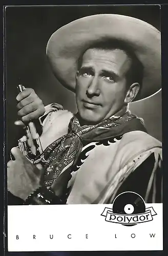 AK Schauspieler Bruce Low im Kostüm mit Pistole