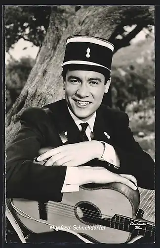 AK Schauspieler Manfred Schnelldorfer im Kostüm mit Gitarre