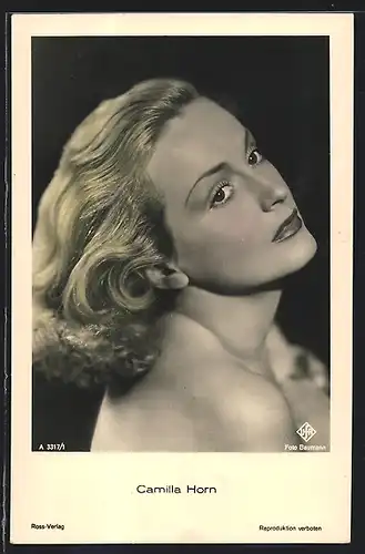 AK Schauspielerin Camilla Horn neigt den Kopf
