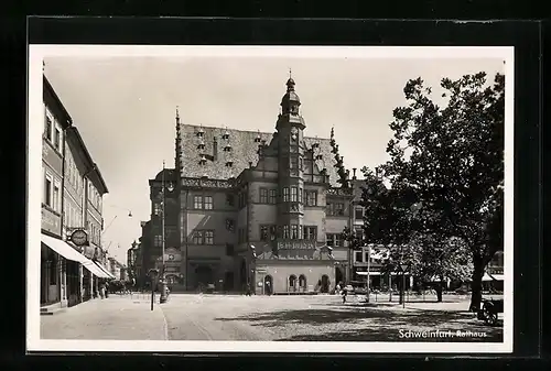 AK Schweinfurt, Strassenpartie mit Geschäften und Rathaus