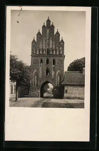 Foto-AK Deutscher Kunstverlag, Nr.4: Neubrandenburg, Neues Tor, Stadtseite Die Jungfrauen, Deutscher Kunstverlag, Berlin