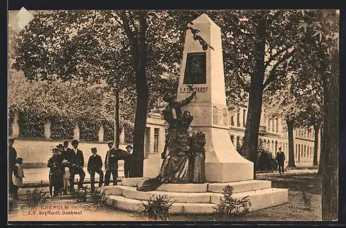 AK Krefeld, Ansicht vom L.F. Seyffardt-Denkmal