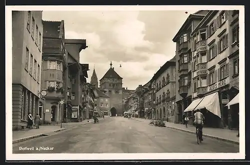 AK Rottweil a. Neckar, Strassenpartie mit Geschäft Alois Merz