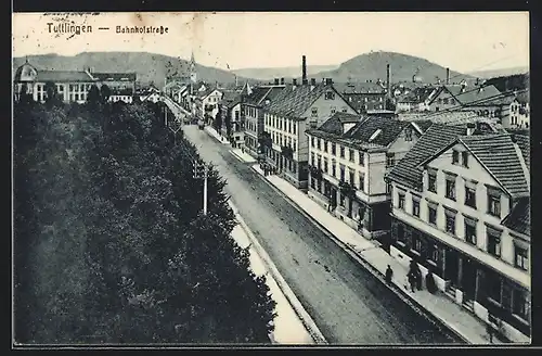 AK Tuttlingen, Bahnhofstrasse mit Passanten