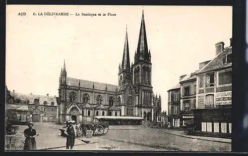AK La Délivrande, La Basilique et la Place