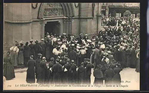 AK La Délivrande, Anniversaire du Couronnement de la Vierge, Sortie de la Chapelle