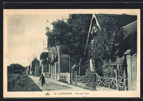 AK Langrune-sur-Mer, Rue de l`Est mit Passantin