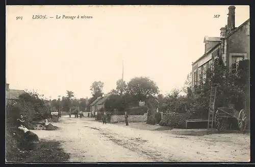 AK Lison, Le Passage à niveau