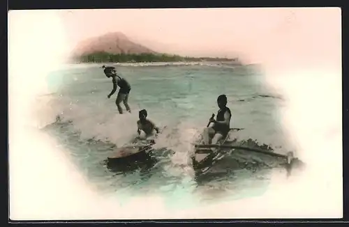 AK Drei Menschen beim Surfen auf dem Wasser