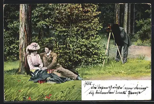 AK Paar im Park wird fotografiert