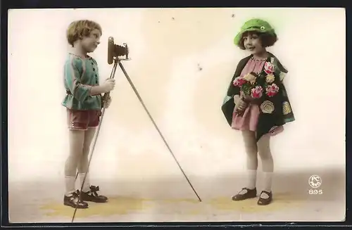 AK Kinder mit Fotoapparat und Blumenstrauss
