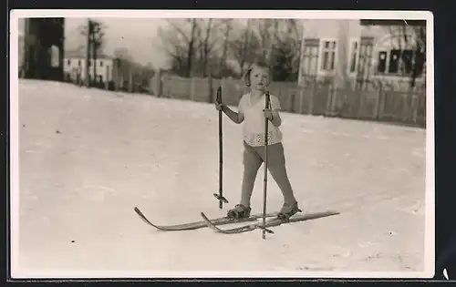 AK Kleines Mädchen fährt Ski im Winter