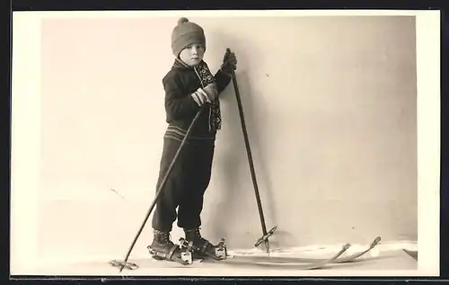 AK Kleiner Junge in Winterklamotten fährt Ski
