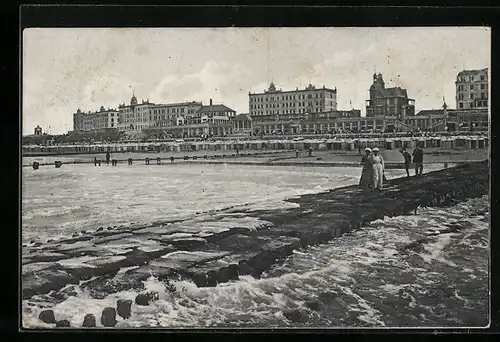 AK Borkum, Strand mit Ortsblick