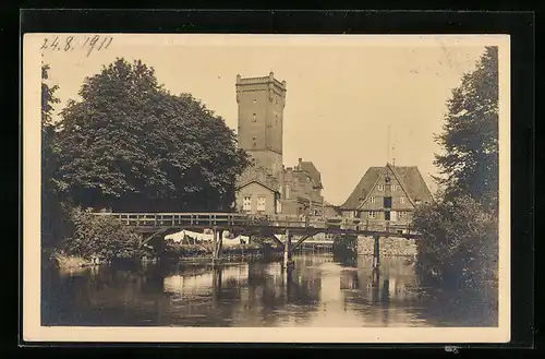 AK Lüneburg, Ortspartie mit Turm und Flussbrücke