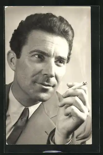 AK Schauspieler Ferenc Zenthe raucht eine Zigarette