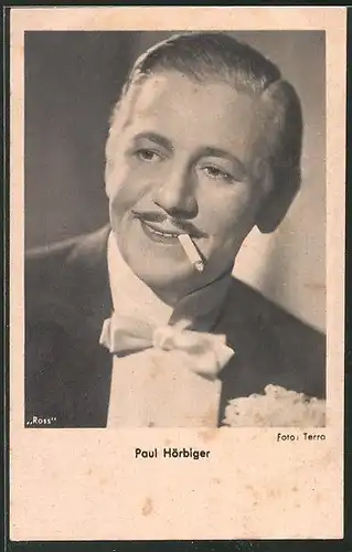 AK Schauspieler Paul Hörbiger raucht eine Zigarette