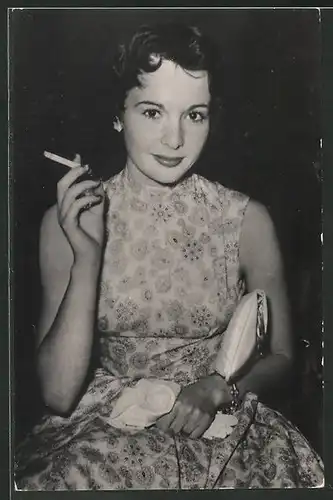 AK Schauspielerin Francoise Arnoul mit Zigarette