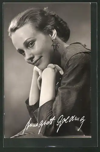 AK Schauspielerin Annegret Golding mit aufgestütztem Kopf