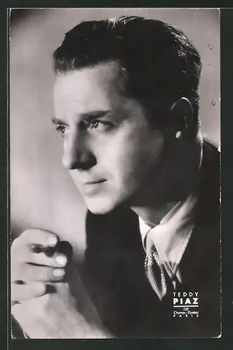 AK Schauspieler Claude Dauphin raucht eine Zigarette