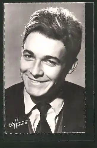 AK Schauspieler Jacques Charrier mit charmantem Lächeln
