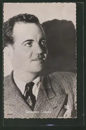 AK Schauspieler Raymond Cordy schaut nach oben