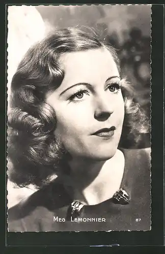 AK Schauspielerin Meg Lemonnier mit Broschen an der Bluse