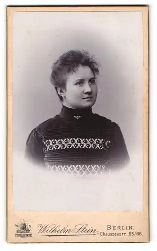 Fotografie Wilhelm Stein, Berlin, Portrait junge Frau in hübscher Bluse