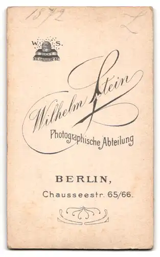 Fotografie Wilhelm Stein, Berlin, Portrait junge Frau in bestickter Bluse