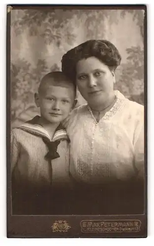 Fotografie Max Petermann, Leipzig-Kl. Zschocher, Portrait Mutter mit Sohn im Matrosenhemd
