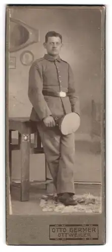 Fotografie Otto Germer, Ottweiler, Portrait Soldat mit Koppel und Uniformamütze in Händen