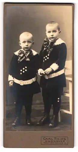 Fotografie Carl Thies, Hannover, Portrait Kinder in hübschen Kleidern
