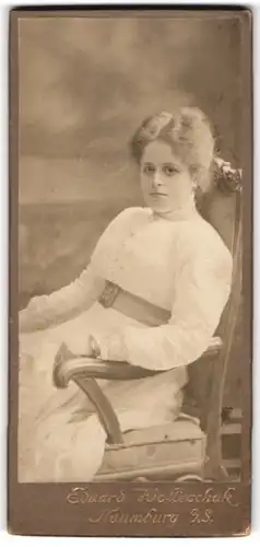 Fotografie Eduard Wolleschak, Naumburg a.S., Portrait junge Frau im weissen Kleid in einem Stuhl sitzend