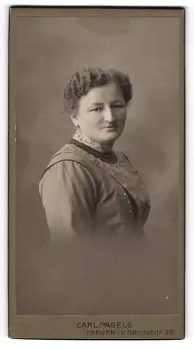 Fotografie Carl Pagels, Treuen i.V., Portrait Frau mit zeitgenössischer Frisur in schöner Bluse