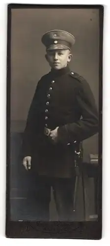 Fotografie Georg Hoczyk, Coswig, Portrait junger Soldat trägt Bajonett am Koppel