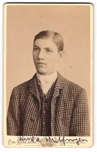 Fotografie Carl Michelmann, Hannover, Portrait junger Mann im karierten Anzug