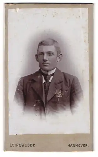 Fotografie Georg Leineweber, Hannover, Portrait charmanter Herr im Anzug mit Krawatte
