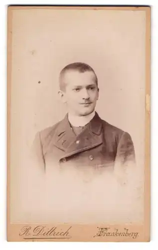 Fotografie R. Dittrich, Frankenberg, Portrait junger Mann in zeitgenössischer Kleidung