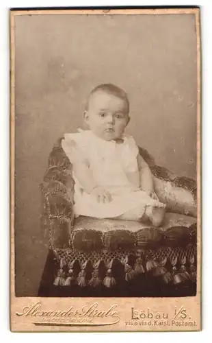 Fotografie Alexander Strube, Löbau i / S., Portrait niedliches Kleinkind im weissen Hemd mit nackigen Füssen