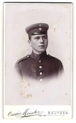 Fotografie Oscar Meister, Bautzen, Portrait Soldat in Uniform mit Schirmmütze