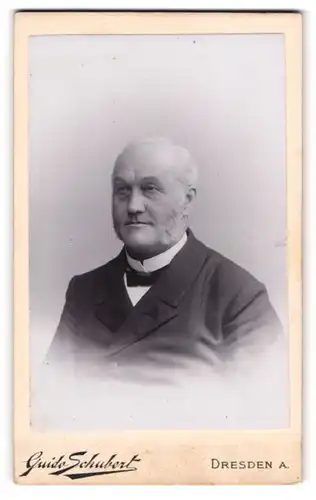 Fotografie Guido Schubert, Dresden-A, Portrait älterer Herr mit Fliege und Backenbart