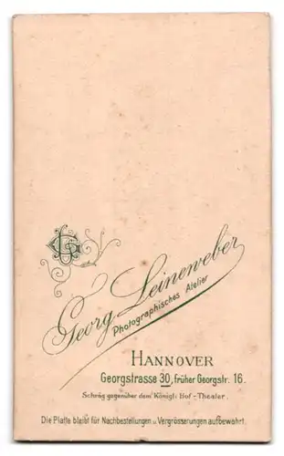 Fotografie Georg Leineweber, Hannover, Portrait junger Mann im Anzug mit Krawatte