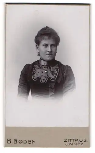 Fotografie B. Boden, Zittau i / S., Portrait bürgerliche Dame im zeitgenössischen Kleid