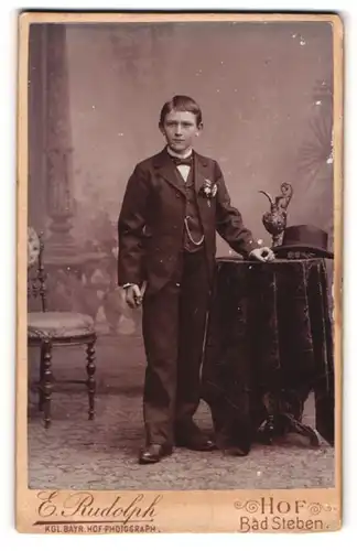 Fotografie E. Rudolph, Hof, Portrait halbwüchsiger Knabe im Anzug mit Fliege