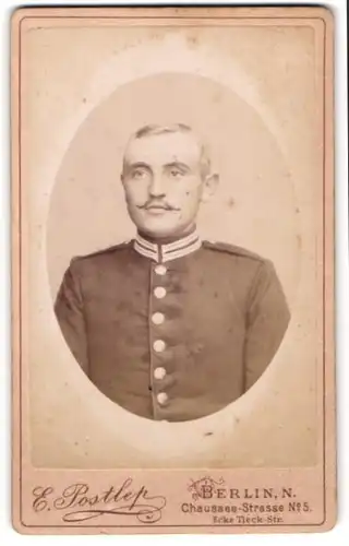 Fotografie E. Postlep, Berlin-N, Portrait Soldat in Uniform mit Zwirbelbart