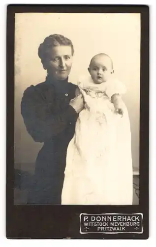 Fotografie P. Donnerhack, Wittstock, Portrait bürgerliche Dame mit Baby auf dem Arm