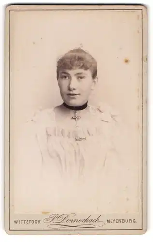 Fotografie P. Donnerhack, Wittstock, Portrait junge Dame im hübschen Kleid mit Kreuzkette