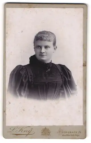 Fotografie L. Kny, Ebersbach i / S., Portrait junge Dame mit zurückgebundenem Haar