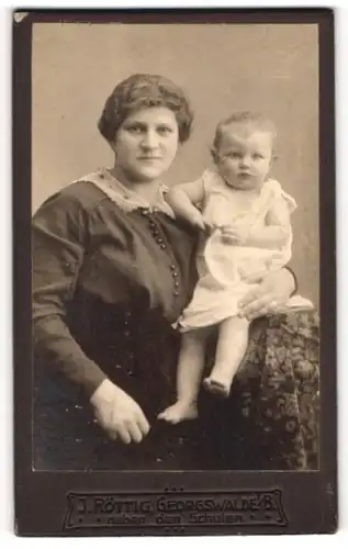 Fotografie J. Röttig, Georgswalde i / B., Portrait bürgerliche Dame mit Kleinkind auf dem Arm