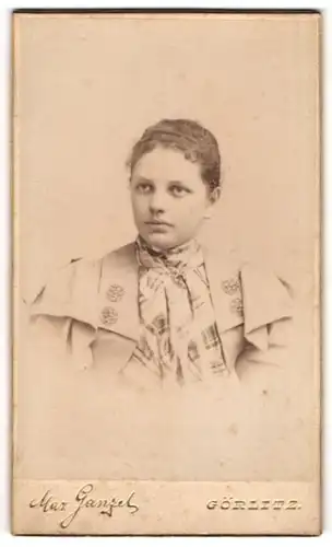 Fotografie Max Ganzel, Görlitz, Portrait junge Dame mit zurückgebundenem Haar